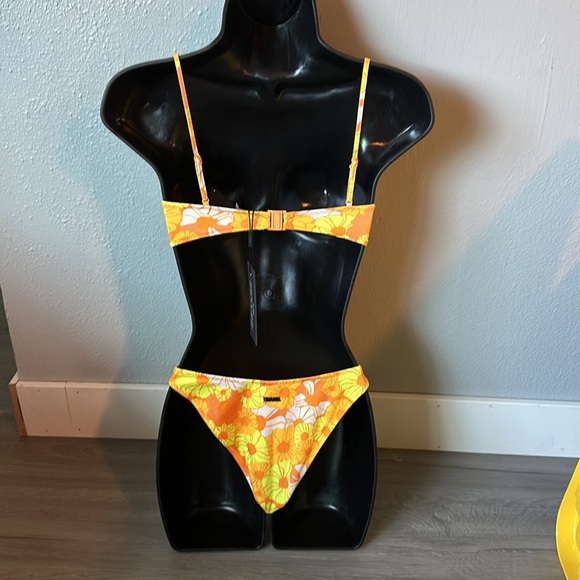 Orange floral Cheeky coverage bottom with top swimsuit set. - Picture 4 of 12